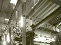 I pappersmaskinen avvattnas och torkas pappersmassan och blir till papper. Här PM IV 1966