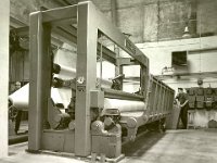 I rullstolen skärs rullarna från pappersmaskinerna till lämpligt format för senare behandling. 1966
