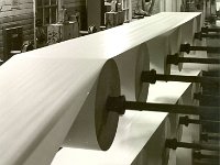 En skärmaskin skär ark av pappersrullarna. 1966